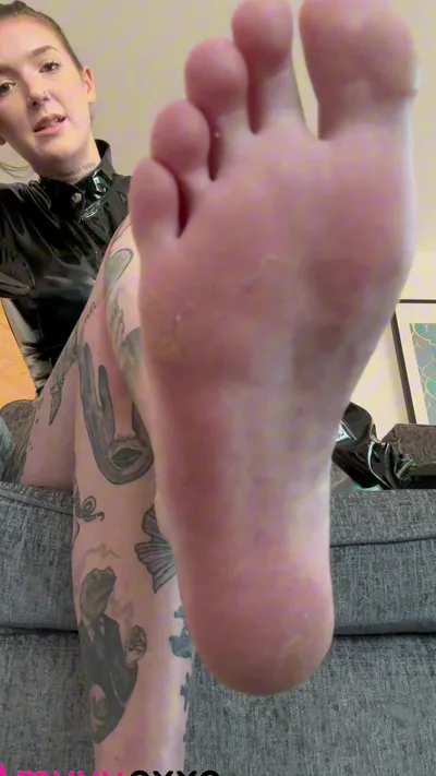 Amyyyoxxo worships her sweaty feet in humiliation and gets humiliated