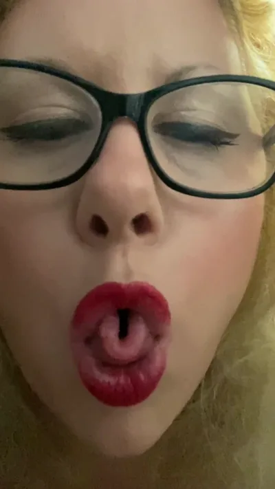 Lynette Allison's Onlyfans video leaked, watch her dominate in latex & get your feet wet!