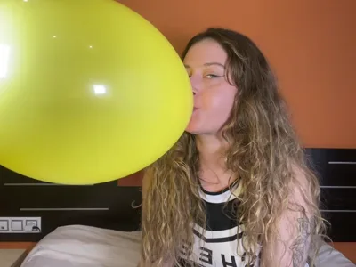Bee Looner dominates in real time with her kinky hair fetish