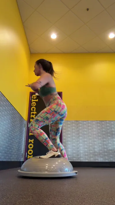 Fit body babe TheUnlimitedGroup gets a workout in the gym with manyvids