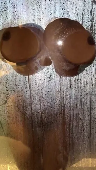 Sarai Minx's steamy homemade video: Onlyfans exclusive video of her getting her natural tits pressed on steamed glasses