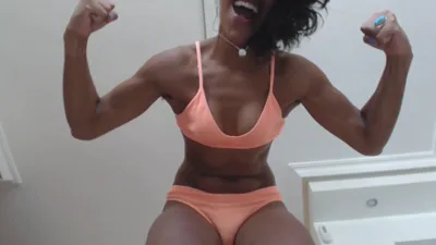 GoldenLace's massive curves get stretched and flexed in steamy workout