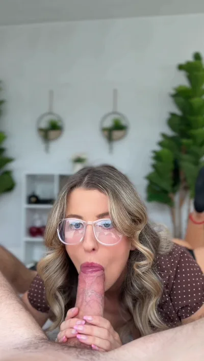 Nerdy PoppynZach gives a sloppy BJ & takes a facial like a champ