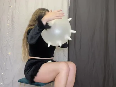 Bee Looner dominates her onlyfans video with her giant gloves and hot solo action