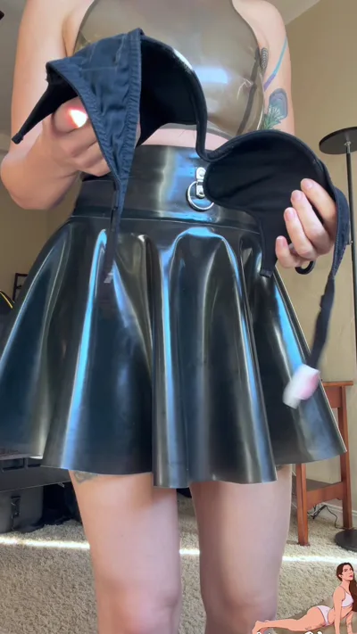 TheUnlimitedGroup inked up and cumming in her latex panties