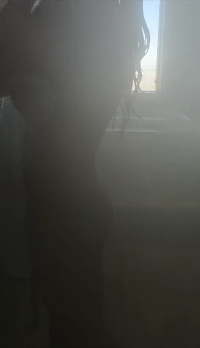 Marie Sz Queen gets ready for the day with onlyfans video