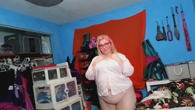 CamgirlKitten dominates and strips off white tshirt and nude bra in exclusive solo video for Baby I