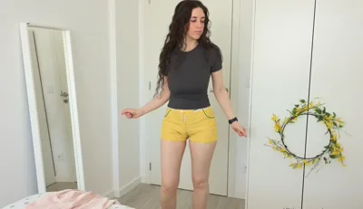 Elizathemodel's hot homemade video: Onlyfans caught in yellow shorts dancing to braless music