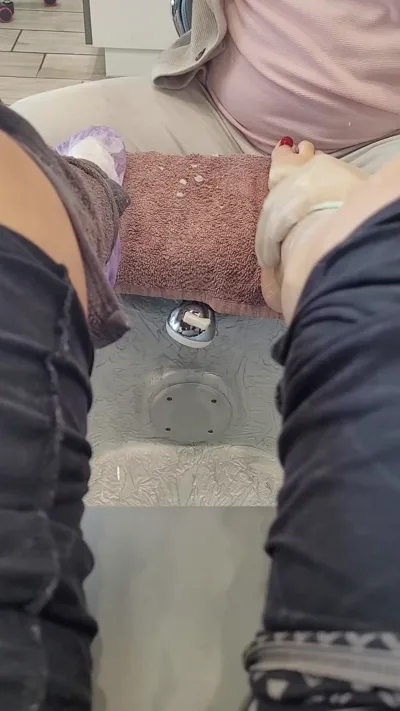 MandyBabyxxx gives her feet a pedicure & barefoot fetish