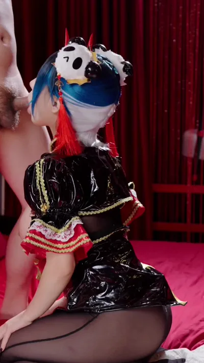Yuumeilyn Aka, the sexy cosplay mistress, dominates her slave with feet and real fetish