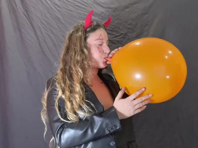 Bee Looner and Beelooner dominate and inflate their Halloween balls in real time!