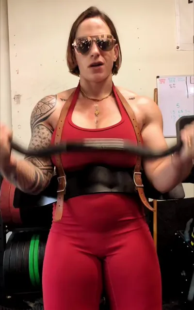 Kalithemusclegoddess dominates with her massive bice and solo skills in Onlyfans Exclusive Video