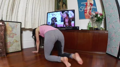 Faye Taylor gets wet and wild in leggings in a hot piss show