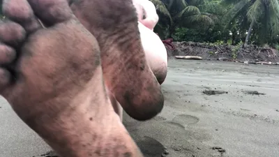 Kylee Nash gets dirty with feet in the beach - manyvids