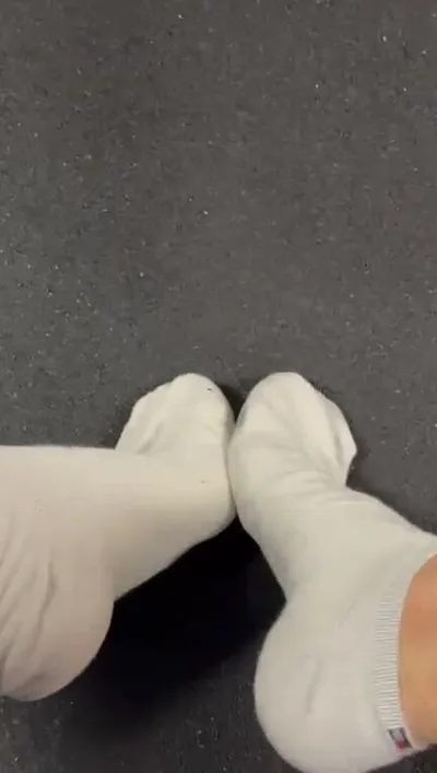 Giusy Feet dominates & teases in exclusive femdom video onlyfans can't resist