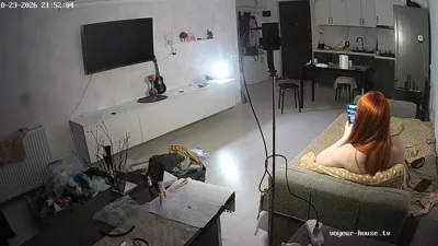 Vinna & Velvessa caught on cam, playing with themselves on the couch