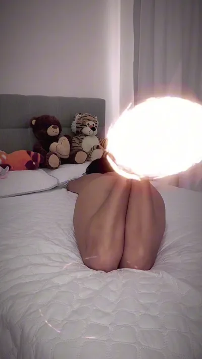 Onlyfans model Aka Viajacondanis gets steamy in exclusive homemade video
