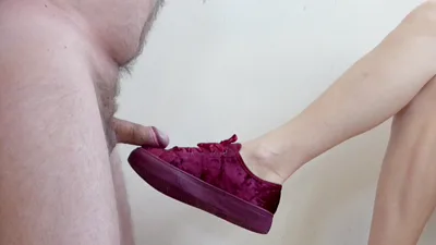 Mature slut Mature_cunt sneaks her foot fetish on camera