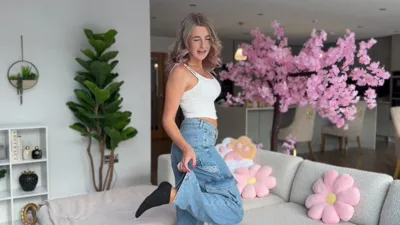 PoppynZach's British beauty tries on a variety ofhauls in this sfw try-on video