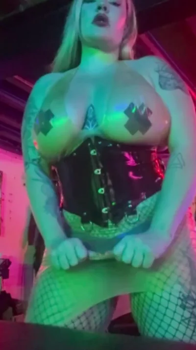 Miss Poison Candi's Latex Onlyfans Video: Watch Her Get Her Sweaty Feet Wet in Onlyfans Video