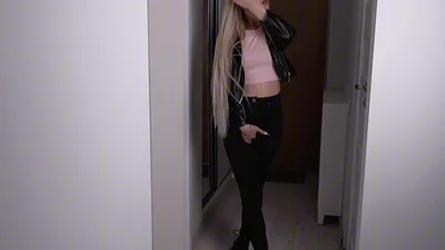 Paradise Jessie's door is stuck, so I pee myself in desperate need of a quickie