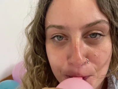 Bee Looner dominates her slave with loud feet & latex fetish in Onlyfans video