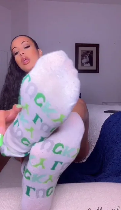 Exclusive footage of Aka Caribbeansolez getting kinky with her feet and cumming hard