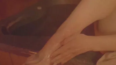 Kaylee69 gets kinky with her feet in a hot tub