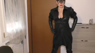 Watch Mature_cunt in leather posing seductively for manyvids