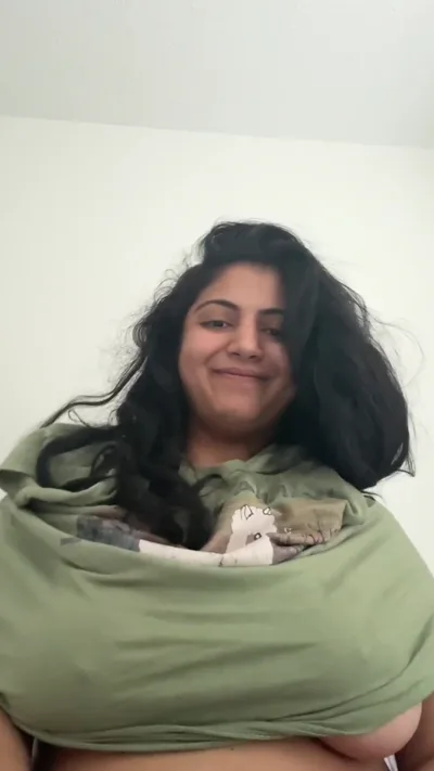 Rmiiix69, the onlyfans model, gives a sneak peek of her private life in this hot homemade video