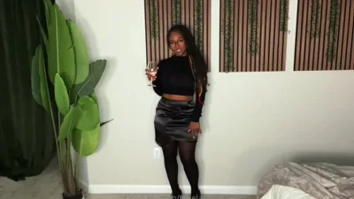 Thee Lady Siren dominates in kinky solo play with her feet, tits & pussy