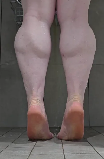 Nothingbutcalves dominates in exclusive outdoor solo video with real sweaty feet