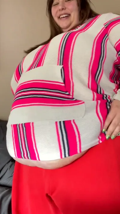 Lisalou Aka Lisaloussbbw's onlyfans video - Real amateur babe gets her natural belly out in hot homemade video