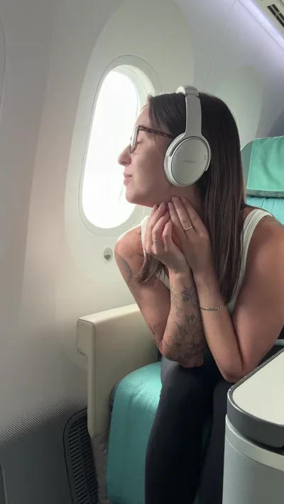 Exclusive flashingemma video with a real-life girl - onlyfans model gets a better seat on her flight