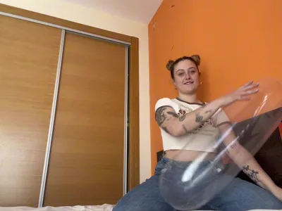 Bee Looner dominates you with her feet and real kinky desires