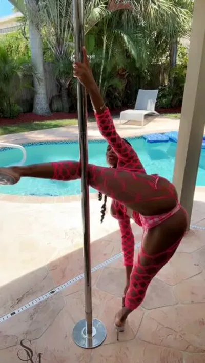 Sarai Minx goes on stage to work her pole and gets a hot facial
