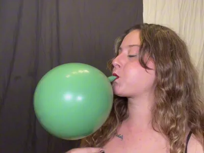 Bee Looner dominates and teases in kinky solo session with onlyfans exclusive video