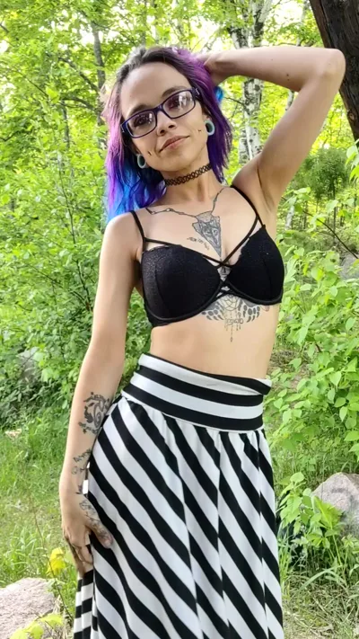 Watch Savage Siren strip and spread in a wild outdoor strip & skirt show!