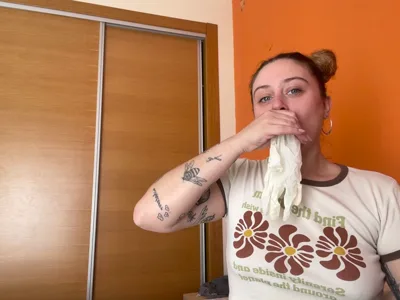 Bee Looner's Onlyfans Video: Celebrating a small party with a kinky femdom mistress and a kinky foot fetish